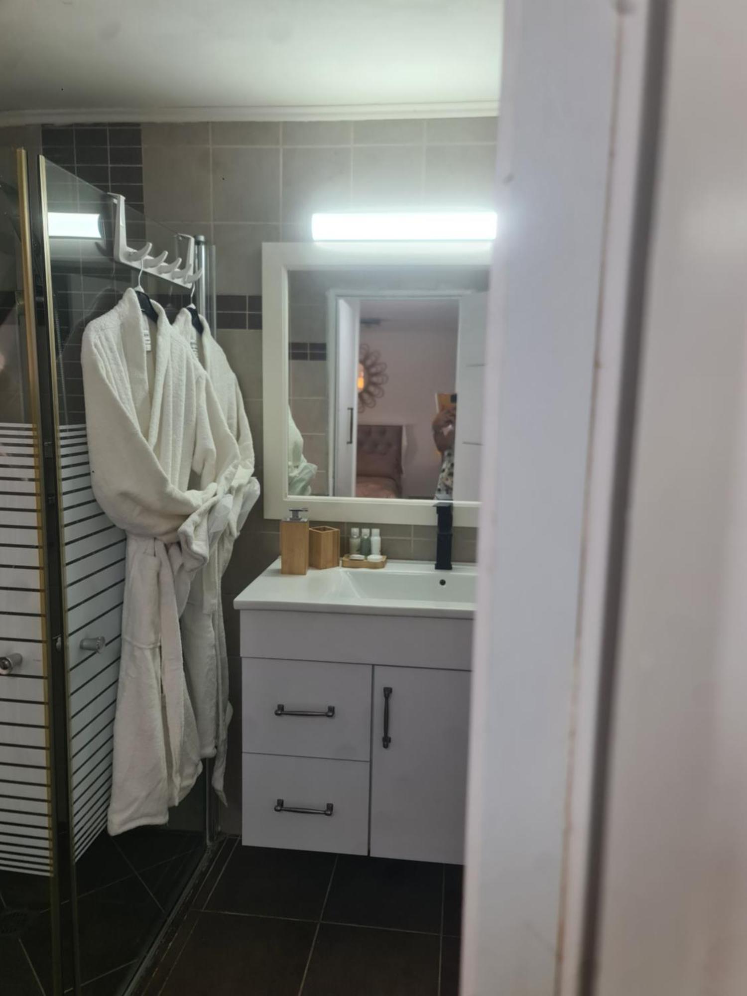 Ronit'S Place Daire Kiryat Shmona Oda fotoğraf
